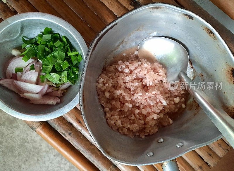 烹调肉末沙拉(Larb Moo) -泰国食物的准备。